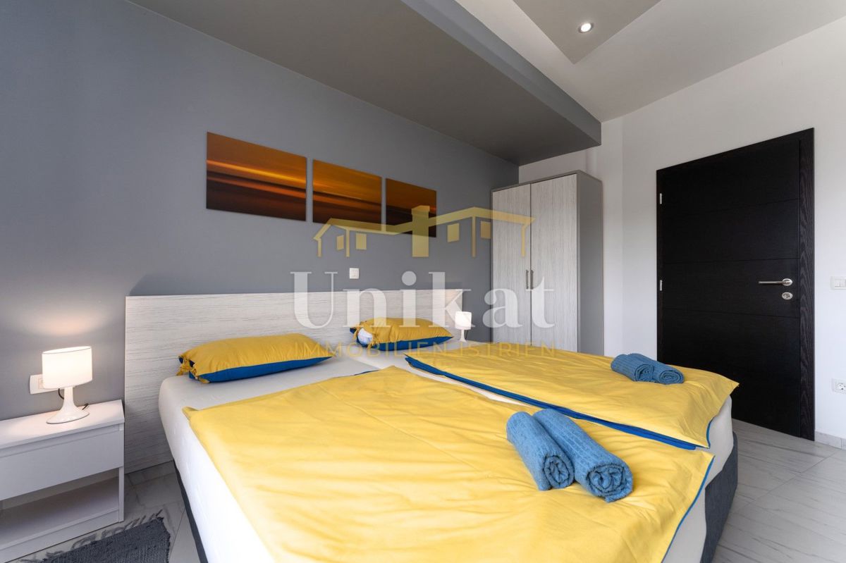 Moderna dvojna hiša s bazenom in pogledom na morje